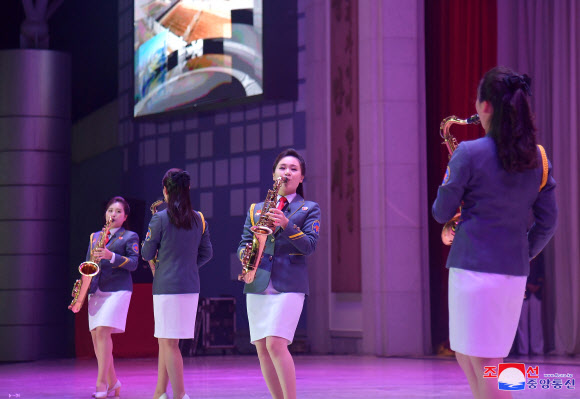 지난 27일 평양시 청년공원 야외극장에서 청년절(8월28일) 경축 청년중앙예술선전대공연 ‘아버지 원수님 계시여 영원한 청년절’이 열렸다고 조선중앙통신이 28일 보도했다. 2023.8.28. 평양 조선중앙통신 연합뉴스