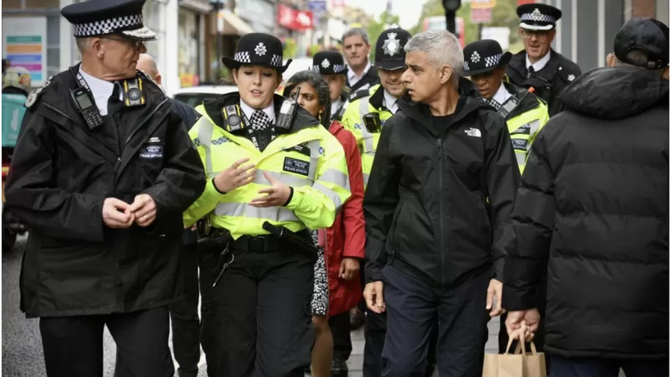 사디크 칸 영국 런던 시장과 마크 롤리 런던 경시청장이 지난 8일(현지시간) 웨스트 런던에서 휴대전화 도둑질을 단속하는 여경과 함께 거리를 살피고 있다. 런던시청 제공 BBC 홈페이지 캡처