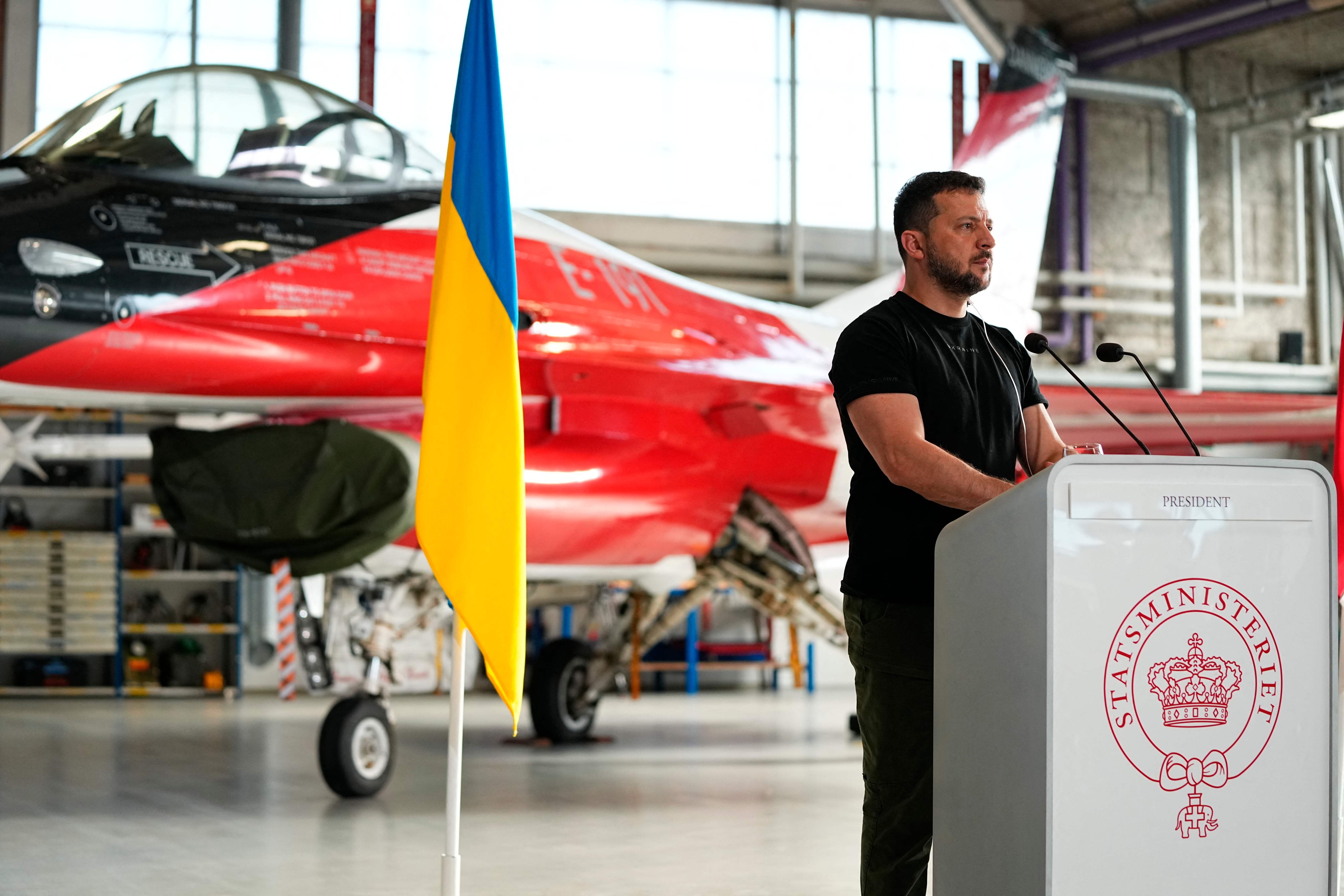 20일(현지시간) 깜짝 순방에 나선 볼로디미르 젤렌스키 우크라이나 대통령이 덴마크 보옌스에 있는 스크리드스트럽 공군기지 격납고에서 F-16 전투기를 배경으로 기자회견하고 있다. 2023.8.20 AFP 연합뉴스