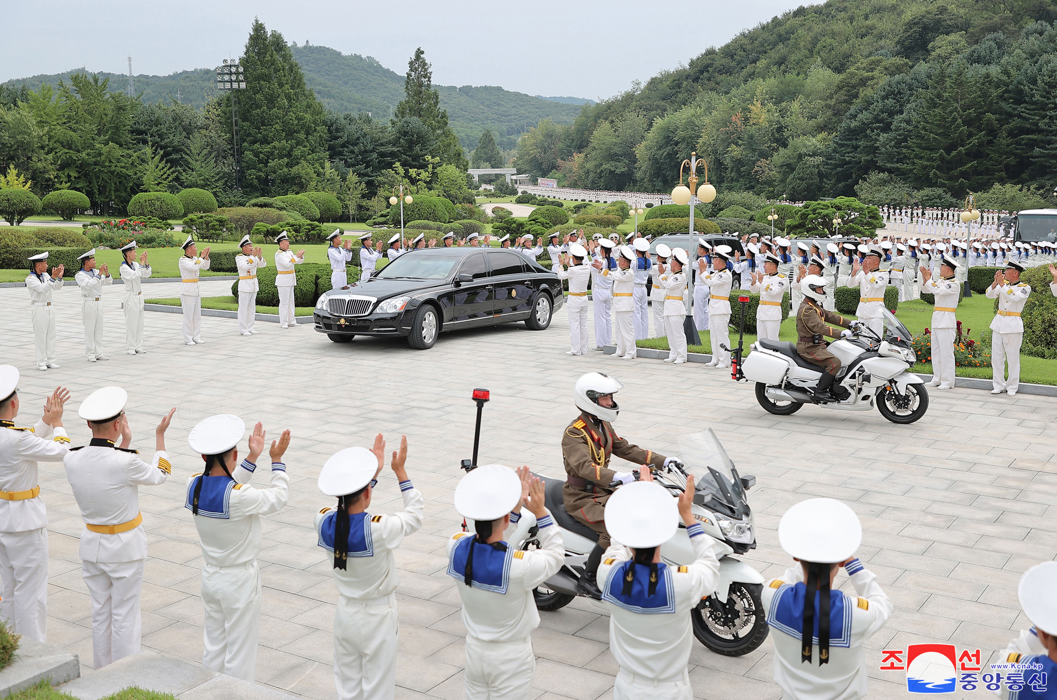 김정은 북한 국무위원장이 딸 주애와 함께 지난 27일 북한의 해군절(8.28일)을 맞아 해군사령부를 방문해 장병들을 격려했다고 조선중앙통신이 29일 보도했다. 2023.8.29 조선중앙통신 연합뉴스