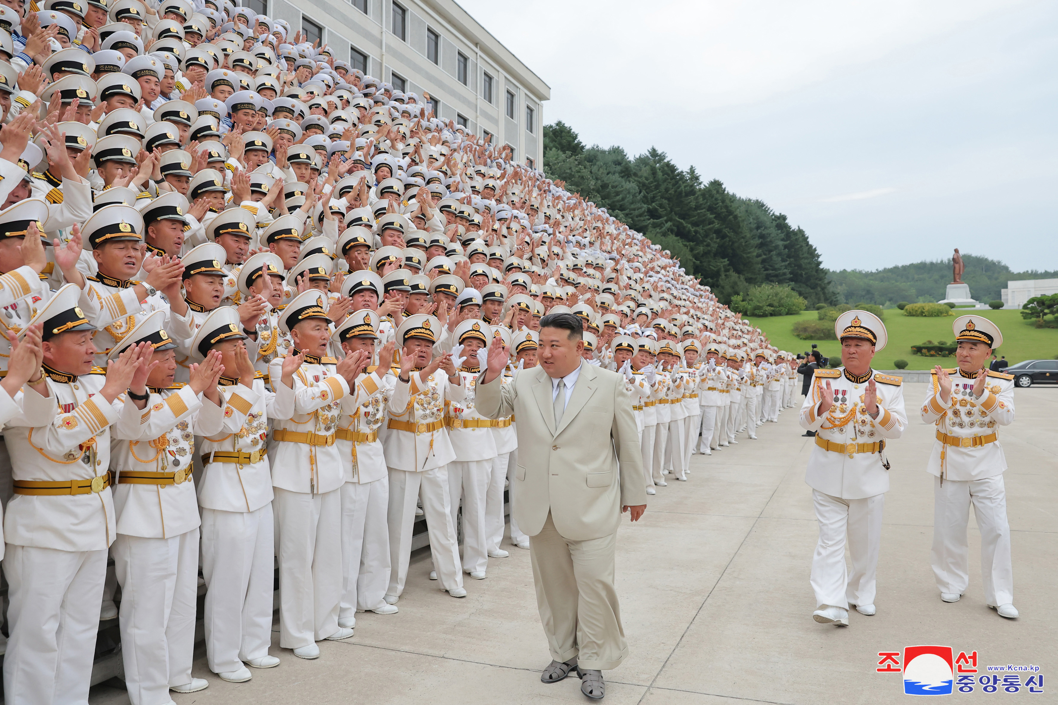 김정은 북한 국무위원장이 딸 주애와 함께 지난 27일 북한의 해군절(8.28일)을 맞아 해군사령부를 방문해 장병들을 격려했다고 조선중앙통신이 29일 보도했다. 2023.8.29 조선중앙통신 연합뉴스