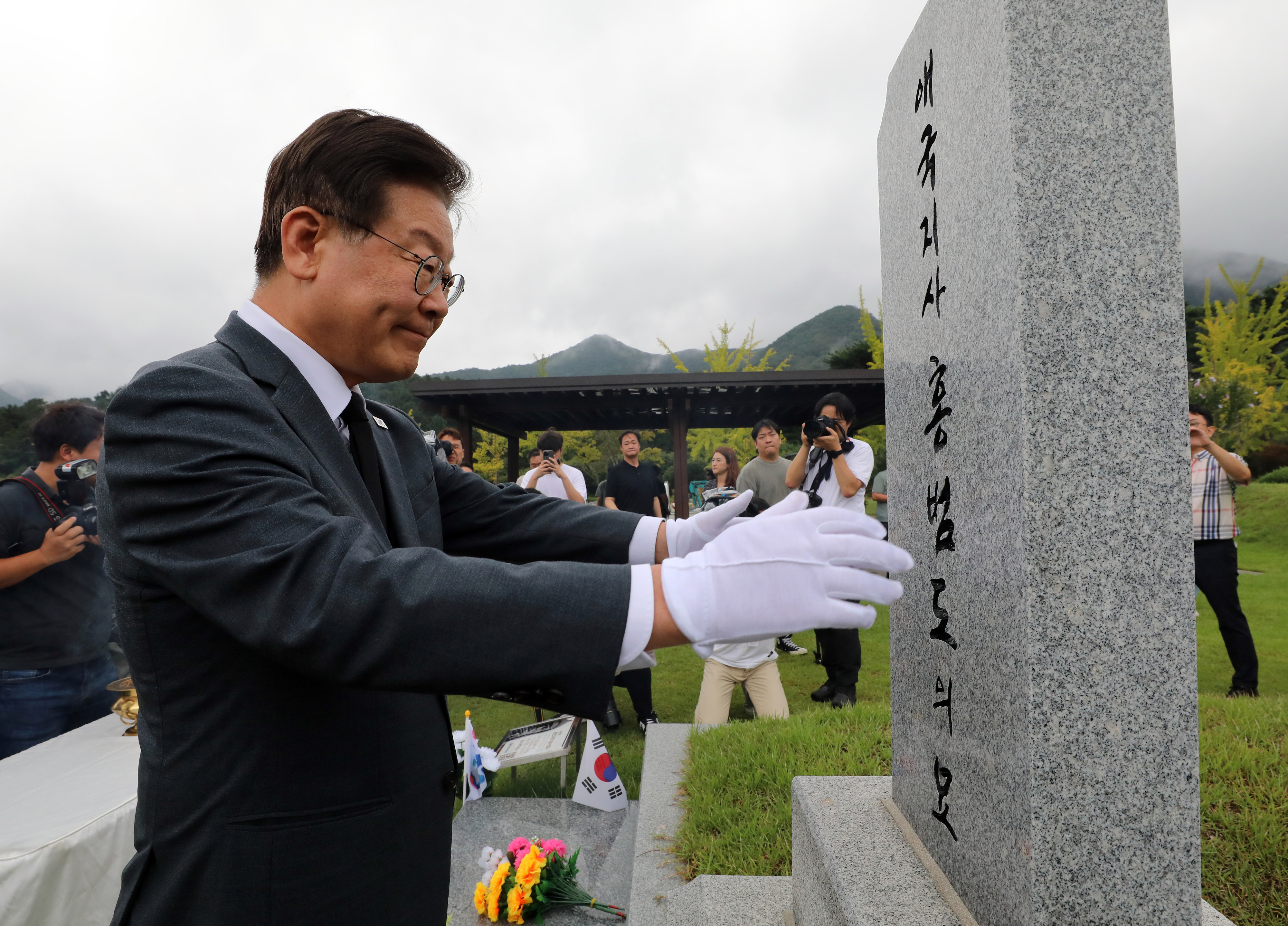 국립대전현충원 내 홍범도 장군 묘역을 찾은 이재명 더불어민주당 대표의 모습. 대전 연합뉴스