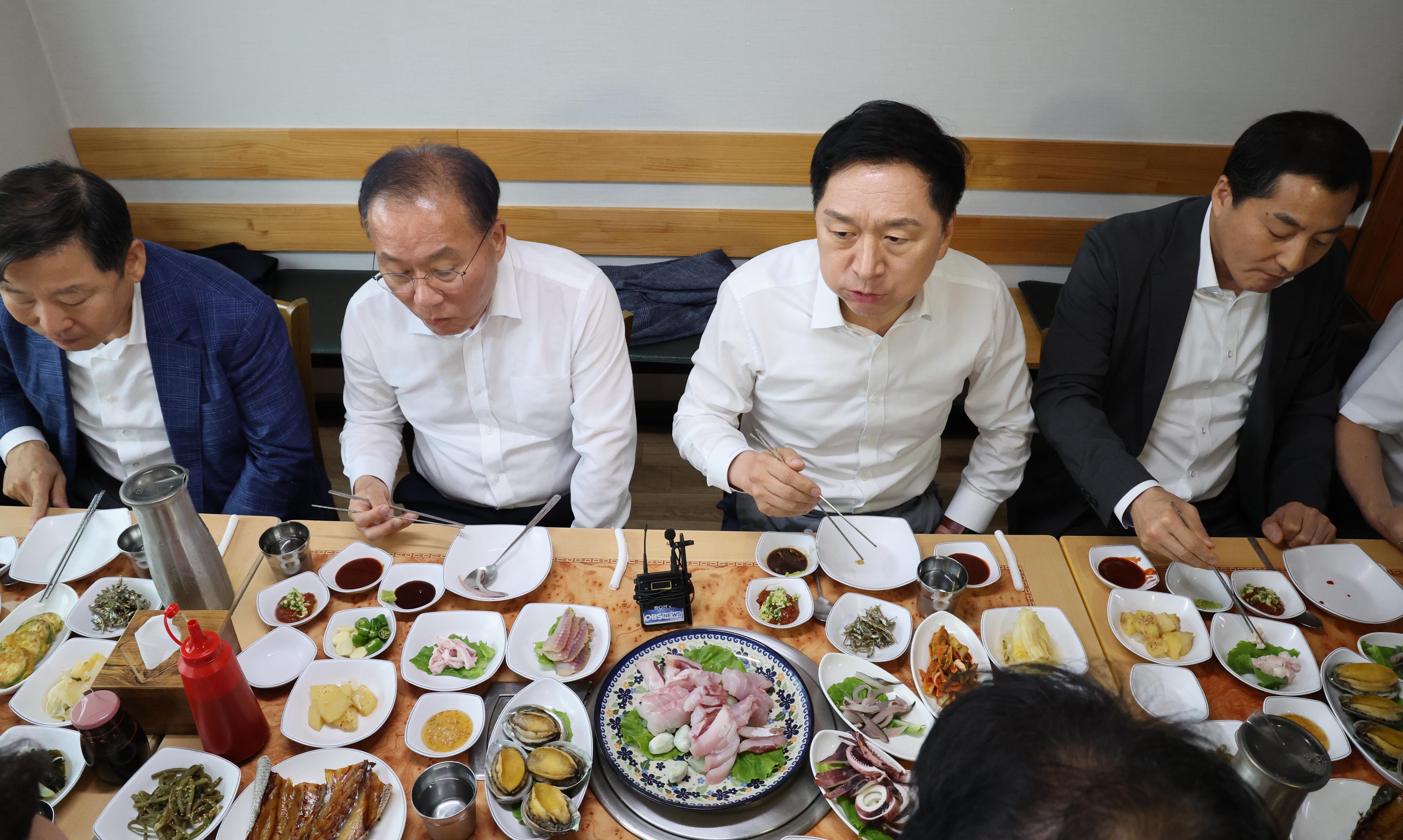 연찬회 마치고 수산물 오찬