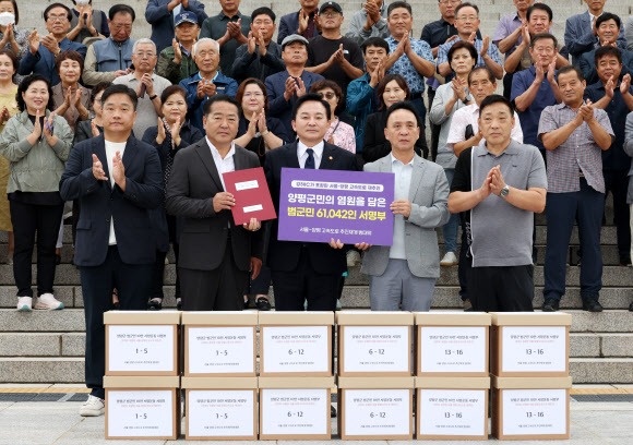 원희룡(왼쪽 3번째) 국토부 장관이 30일 오전 국회를 찾아온 ‘강하IC가 포함된 서울-양평 고속도로 추진 재개를 위한 범대위 관계자들로부터 고속도로 추진 재개를 요청하는 양평군민 서명부를 전달받고 있다.   연합뉴스