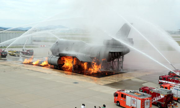 30일 오후 인천국제공항 모형항공기 소방훈련장에서 진행된 항공기사고 위기대응훈련에서 소방차량들이 화재 진압을 위해 물을 뿌리고 있다. 이날 훈련에는 인천국제공항공사, 서울지방항공청, 영종소방서, 인천국제공항경찰단 등 17개 기관이 참여해 강풍으로 착륙에 실패한 항공기가 복행을 시도하다 활주로 담장과 충돌하는 상황을 가정해 훈련을 진행했다. 2023.8.30. 공동취재