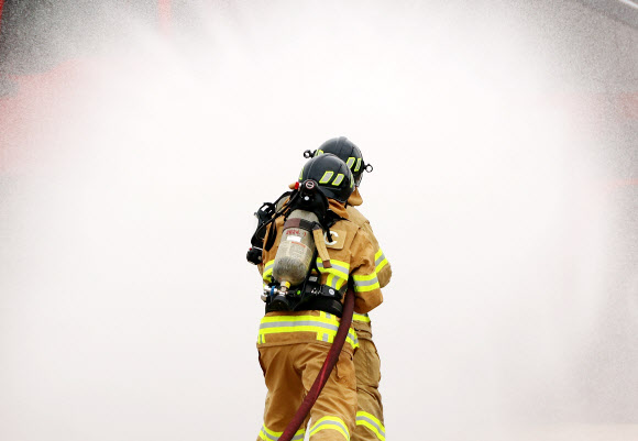 30일 오후 인천국제공항 모형항공기 소방훈련장에서 진행된 항공기사고 위기대응훈련에서 소방대원들이 화재 진압을 위해 물을 뿌리고 있다. 이날 훈련에는 인천국제공항공사, 서울지방항공청, 영종소방서, 인천국제공항경찰단 등 17개 기관이 참여해 강풍으로 착륙에 실패한 항공기가 복행을 시도하다 활주로 담장과 충돌하는 상황을 가정해 훈련을 진행했다. 2023.8.30 연합뉴스