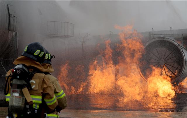 30일 오후 인천국제공항 제 2활주로에서 열린 ‘2023 재난대응 안전한국훈련 항공기사고 위기 대응훈련’에서 소방대원들이 사고로 항공기 기체에 화재가 발생한 상황을 가정해 진압 훈련을 하고 있다.  이날 훈련은 항공기가 활주로에 착륙을 시도하던 중 강풍으로 인해 담장 및 셔틀버스에 추돌한 상황을 가정해 인명구조 및 화재 진압 훈련으로 진행됐다. 2023.8.30. 뉴스1
