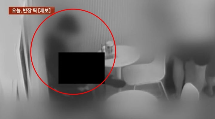 지난 4일 오후 10대 남성이 카페에서 음란행위를 하는 모습이 폐쇄회로(CC)TV에 담겼다. JTBC ‘사건반장’