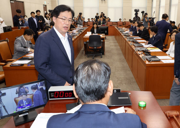 국민의힘 이만희 의원이 31일 국회에서 열린 행정안전위원회에서 회의 관련 항의를 하고 있다. 2023.8.31 연합뉴스