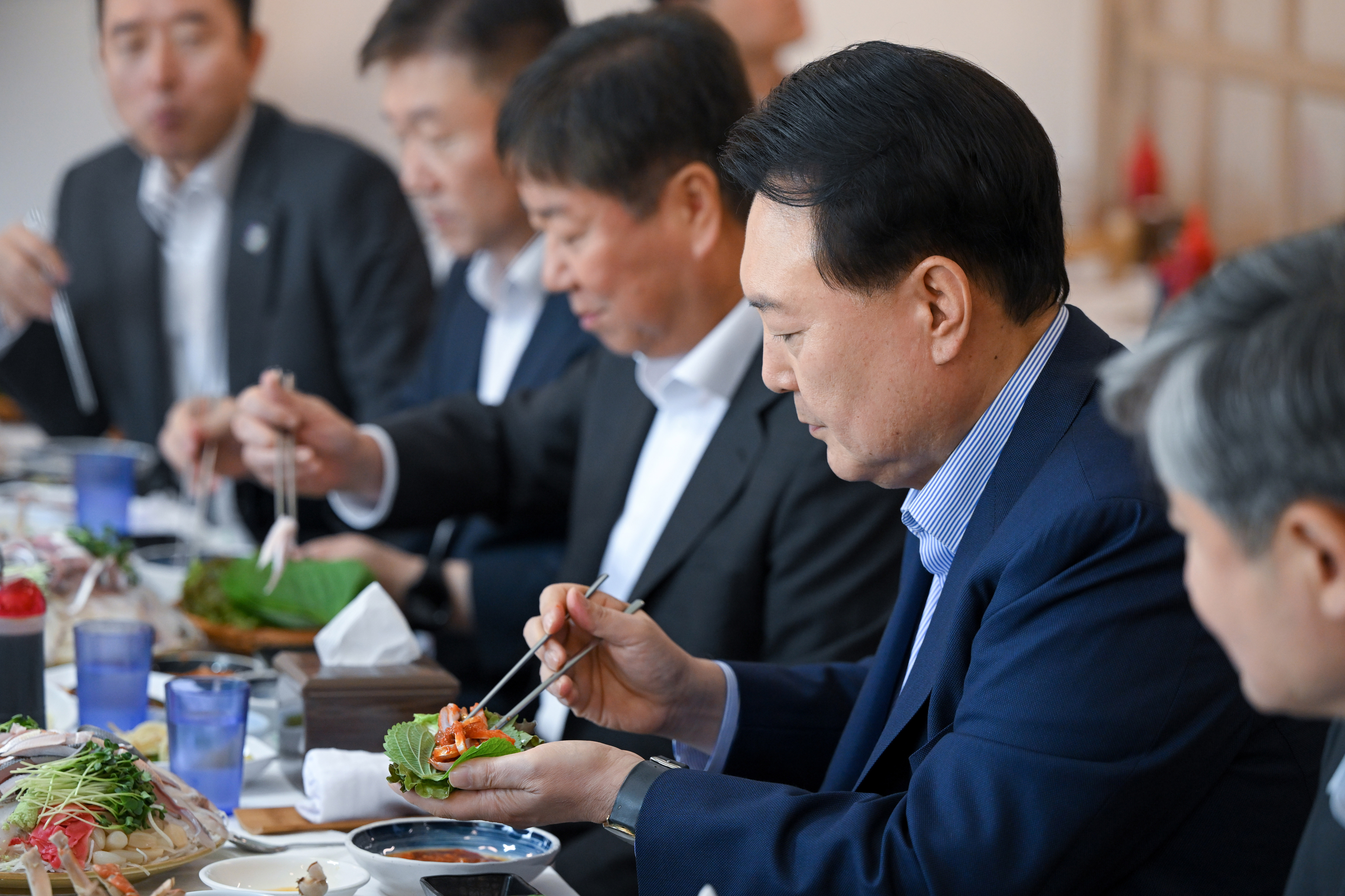 윤석열 대통령이 31일 서울 동작구 노량진 수산시장을 방문해 시장 내 회 식당에서 구매한 수산물로 점심식사를 하고 있다. 2023.8.31 대통령실 제공