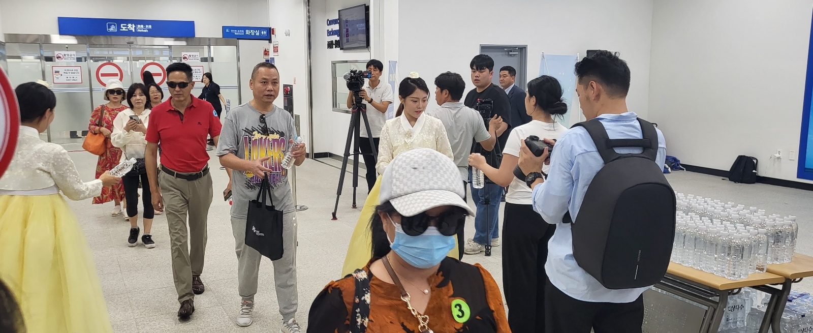 31일 제주항 국제여객터미널 도착장을 빠져 나오는 중국인 단체관광객들이 한복입은 도우미들에게 삼다수 물과 기념품을 받고 있다. 제주 강동삼 기자
