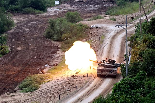 기동사격하는 K1A2 전차