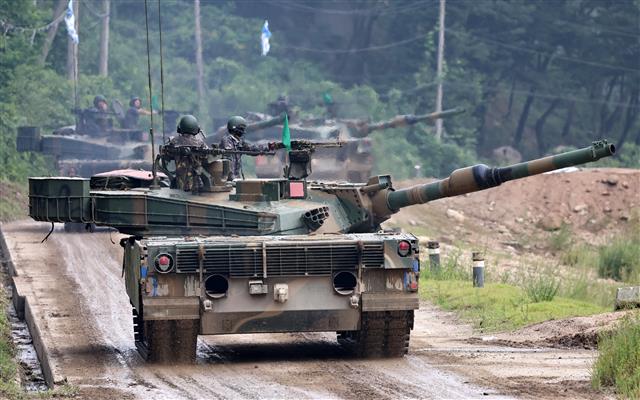 기동하는 K1A2 전차