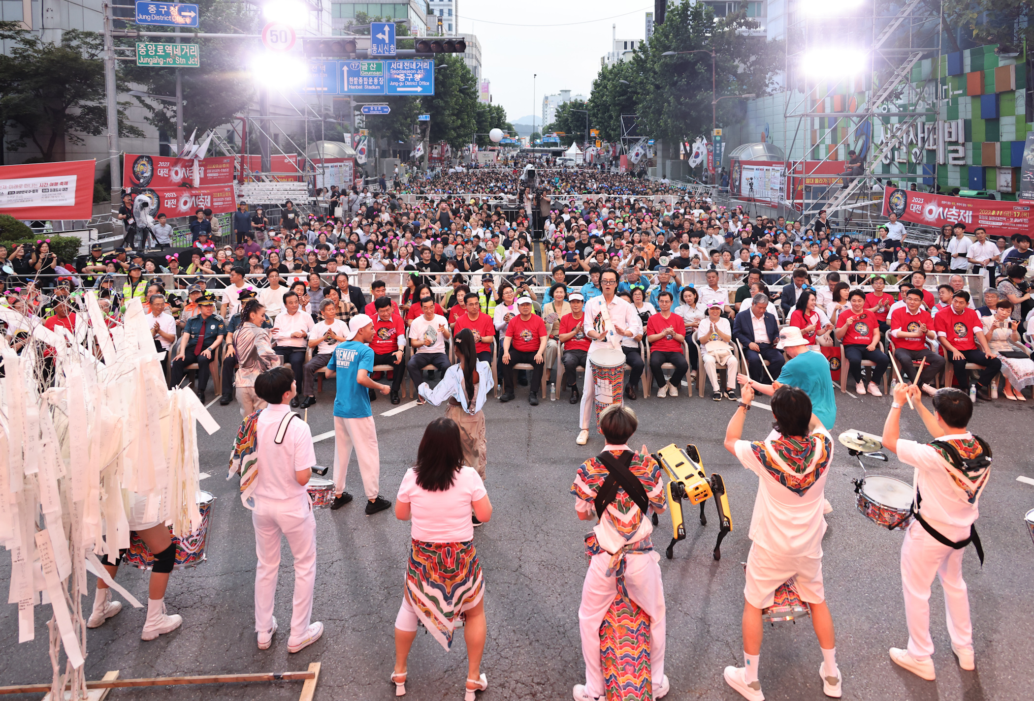 많은 사람이 몰린 가운데 중앙로에서 공연이 펼쳐지고 있다.  대전시 제공