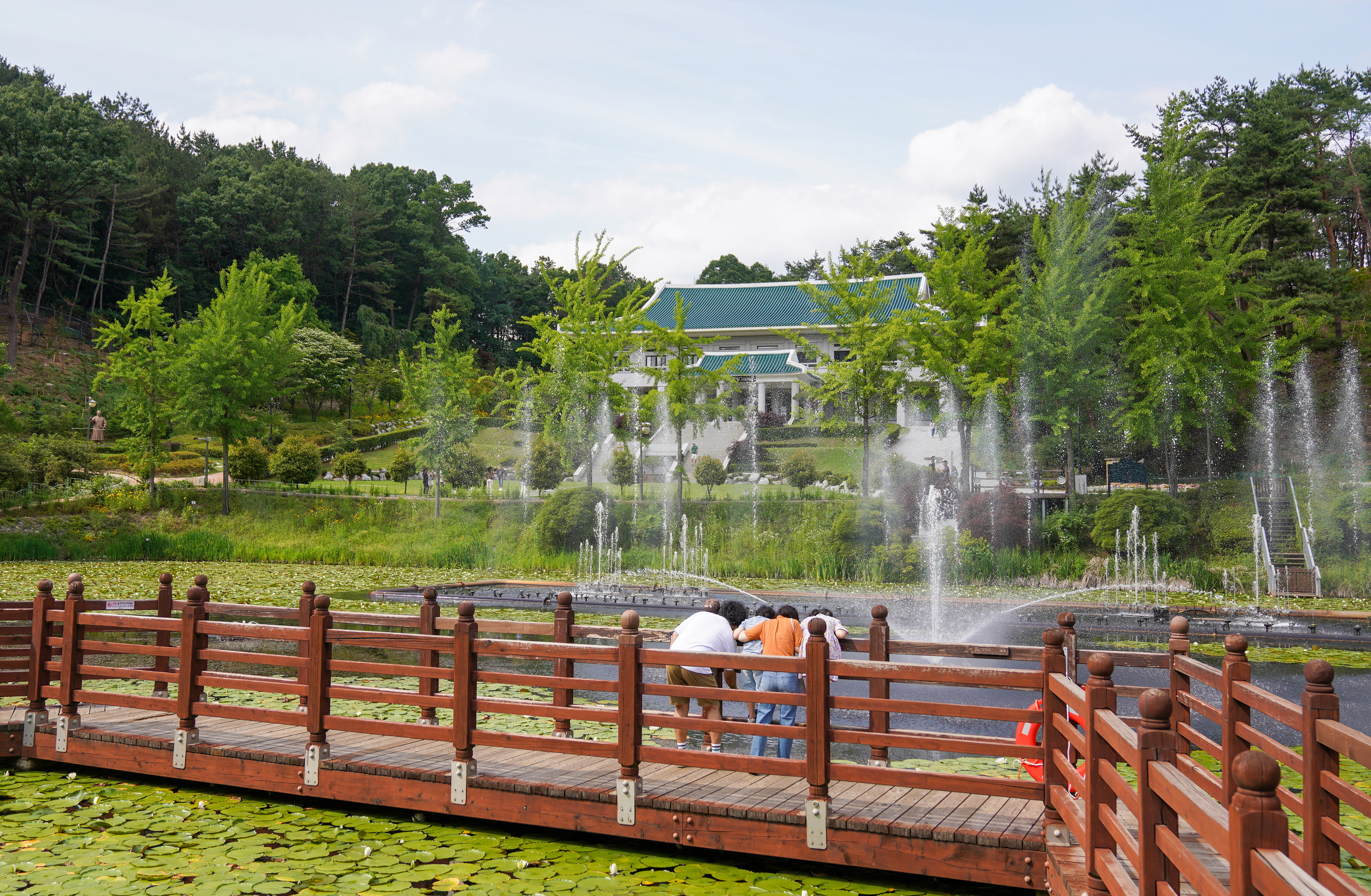 충북 청주 청남대 분수대와 정원. 분수 너머로 본관 건물이 보인다. 분수대 위치가 낮고 본관 쪽으로 치우친 건 본관 로비에서 보이는 풍경을 우선시했기 때문이다.