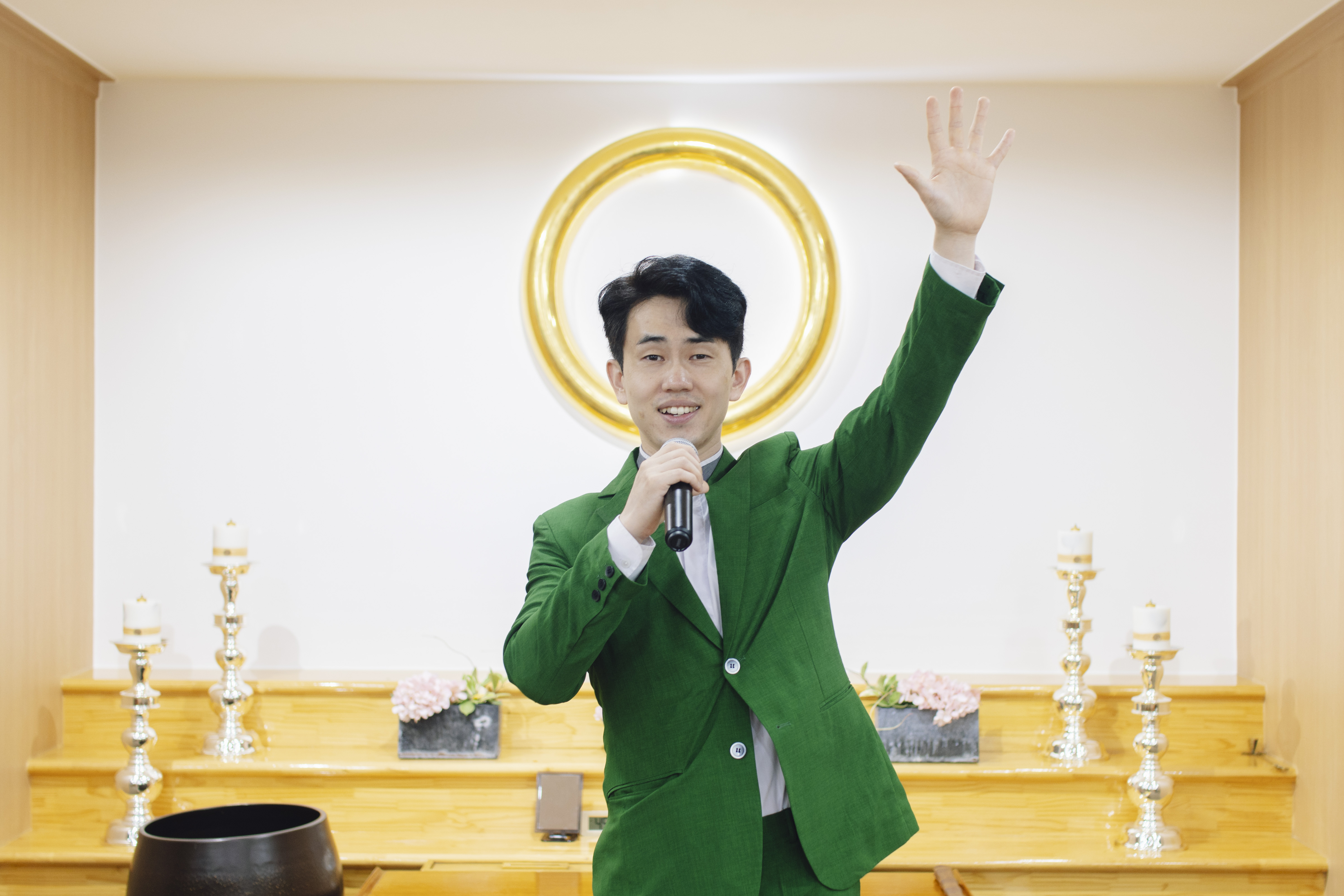 김성곤 원불교 교무가 서울 원불교 목동교당 설교석에서 ‘사랑의 소화제’를 부르고 있다.