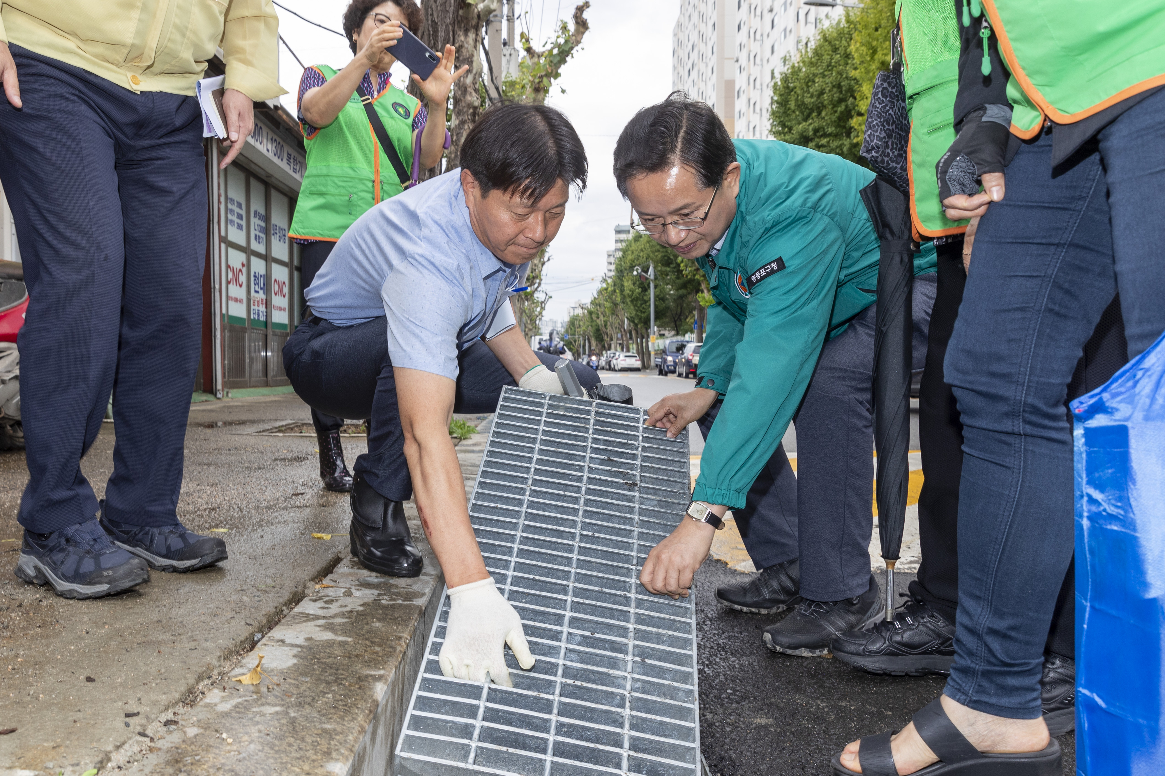 최호권(오른쪽) 서울 영등포구청장이 지난 28일 오후 문래동4가에 호우 피해 방지를 위해 설치된 연속형 빗물받이를 점검하고 있다. 영등포구 제공
