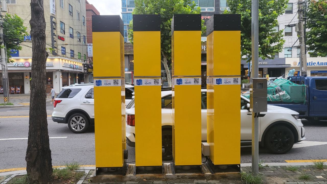 서울 서초구 남부터미널 6번 출구 일대에 설치된 하수 악취저감장치 모습. 서초구 제공