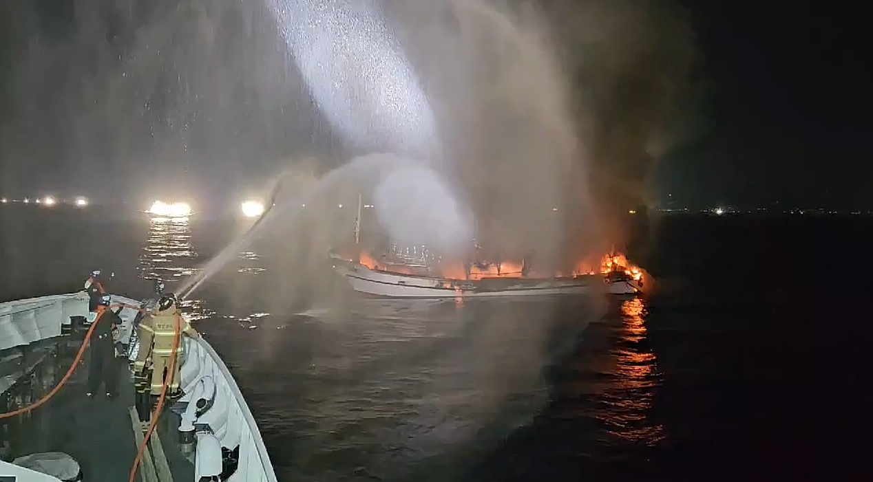 제주해양경찰서는 지난달 31일 밤 제주시 북동쪽 약 17㎞ 해상에서 고기잡이를 하던 15t 어선에서 화재가 발생해 이튿날인 1일 새벽까지 화재를 진압하고 있다. 제주해양경찰서 제공