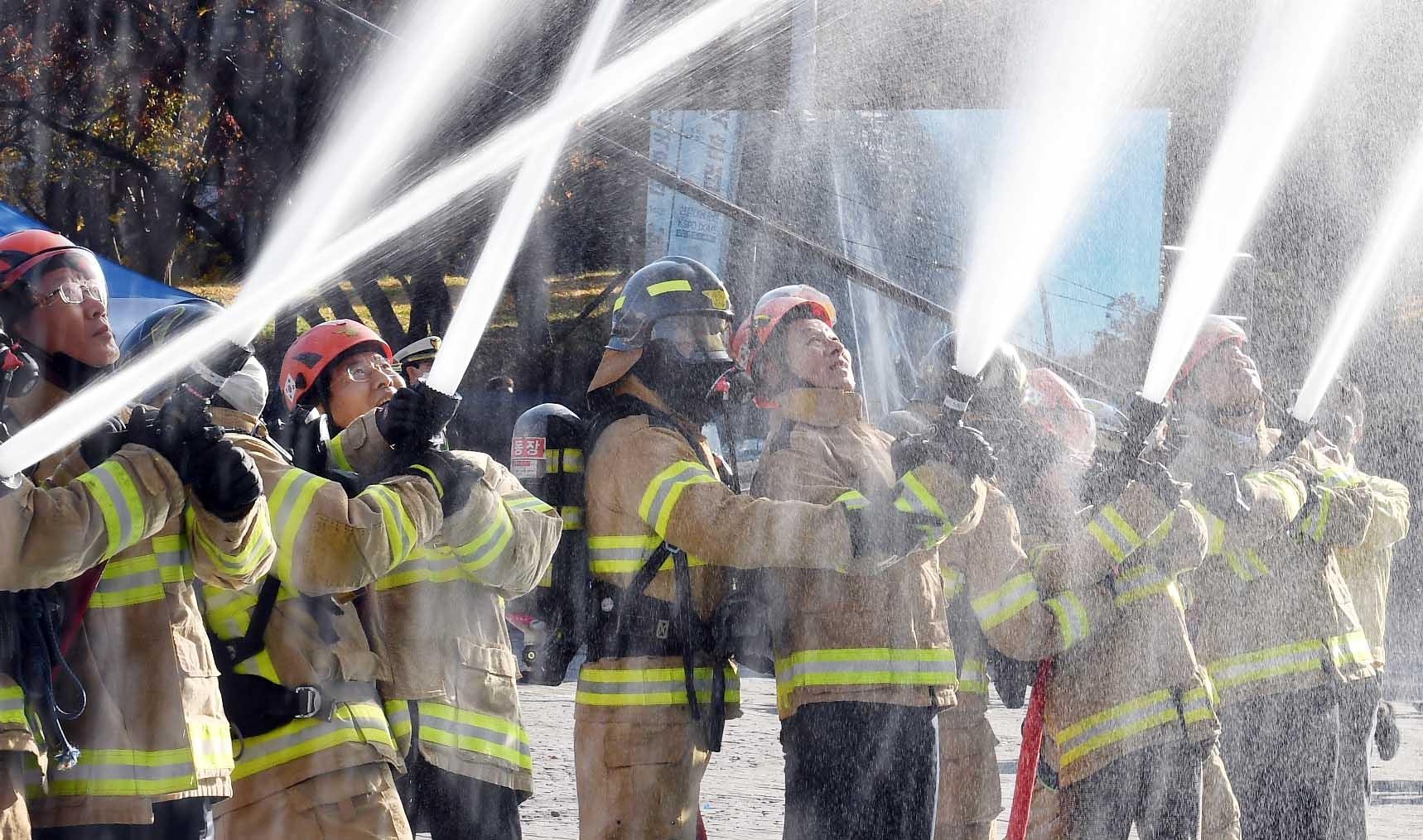 지난해 열린 송파구 재난대응 안전한국훈련에서 소방관들이 화재 상황을 가정해 올림픽공원 SK핸드볼경기장에 물을 뿌리고 있다. 송파구 제공