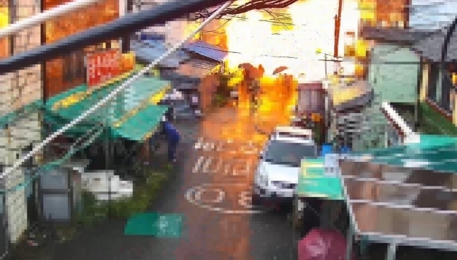소방관과 공무원, 시민 등 21명이 부상당한 부산 동구 목욕탕 폭발 당시 모습이 공개됐다.  연합뉴스