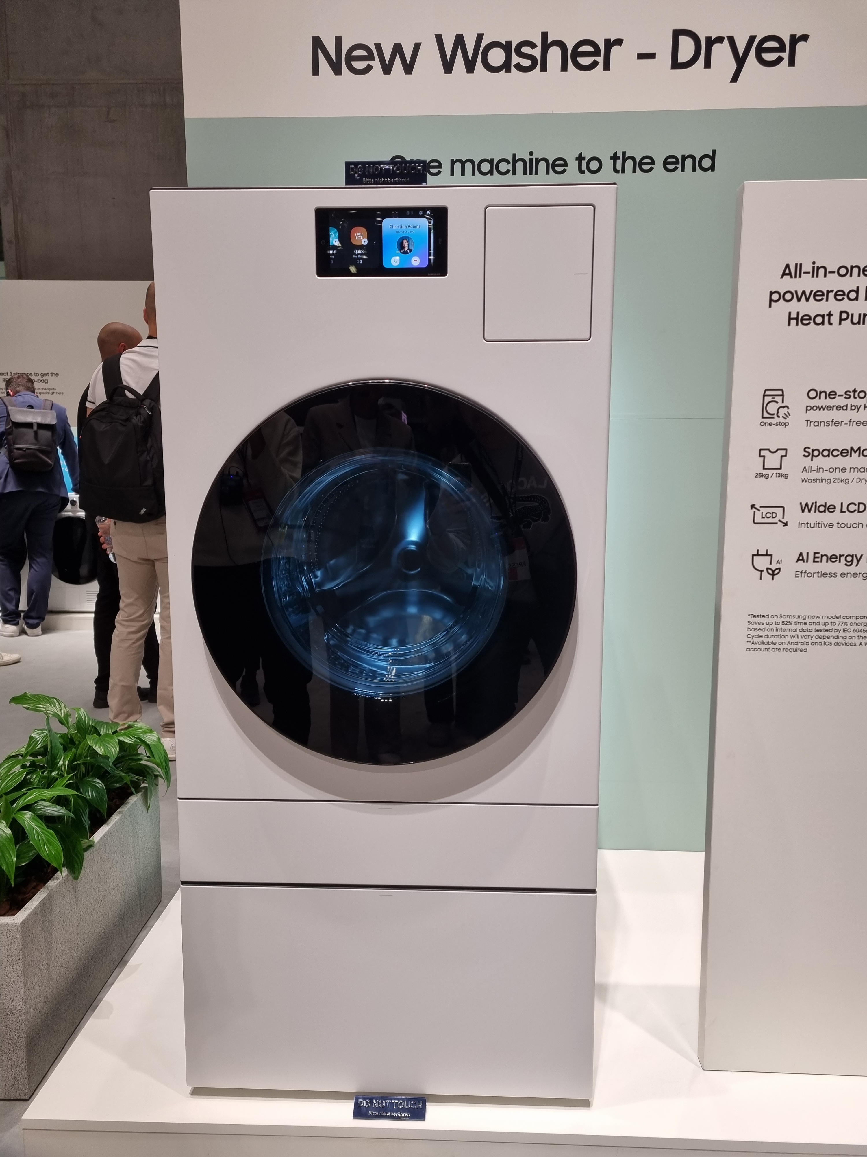 삼성전자 전시장에 공개된 세탁·건조기의 모습. 위아래에 ‘만지지 마세요’라는 푯말이 붙어 있다. 베를린 김민석 기자