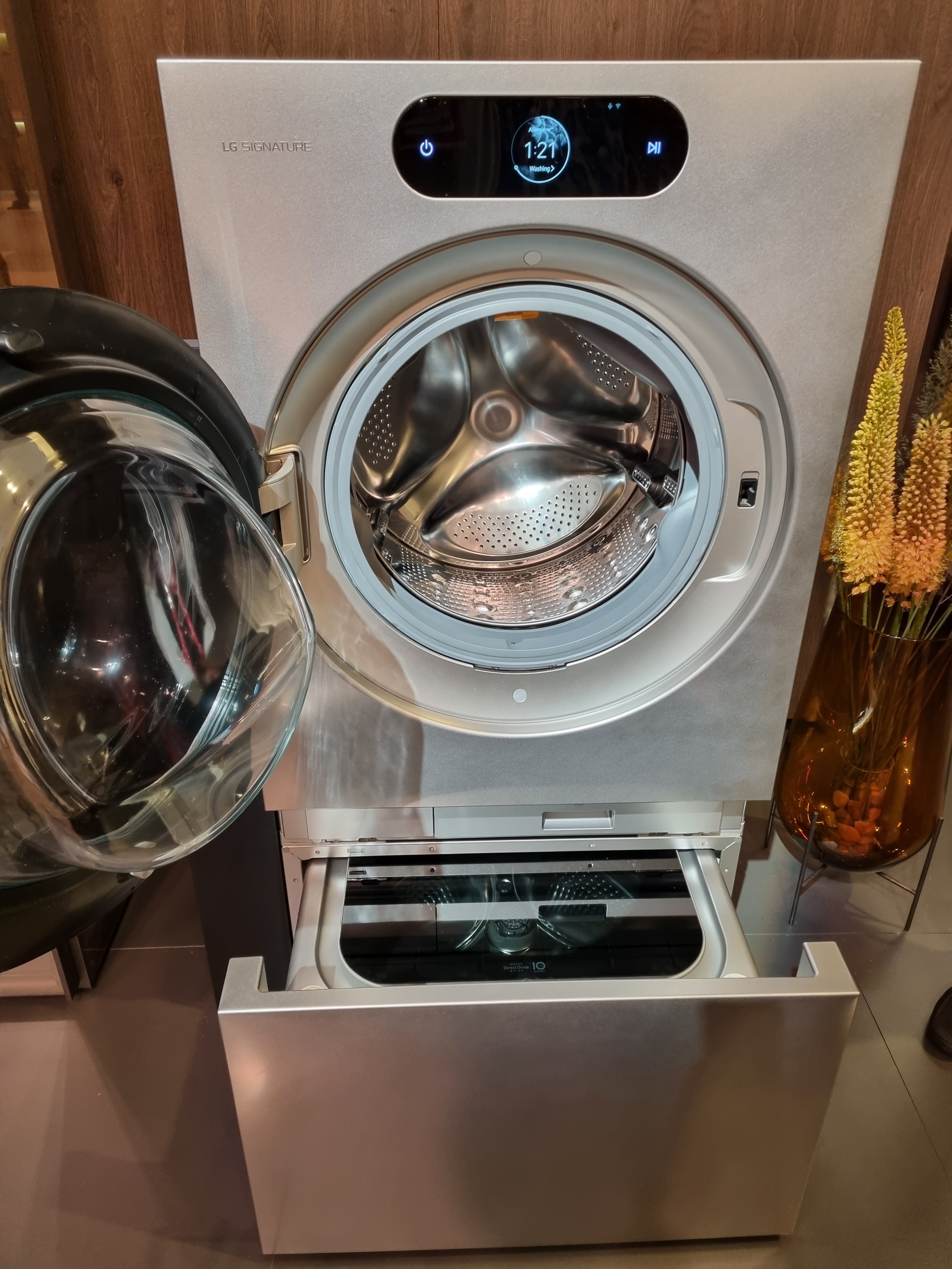 LG전자 전시장에서 처음 모습을 드러낸 2세대 세탁건조기의 모습. 아래엔 소형 통돌이 세탁기인 ‘미니워시’가 결합돼 있다. 베를린 김민석 기자