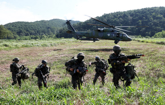 한미연합훈련 ‘을지 자유의 방패(UFS·을지프리덤실드)’가 이어진 지난달 31일 전남 장성군 일대에서 공중강습작전이 펼쳐지고 있다. 2023.9.1 연합뉴스