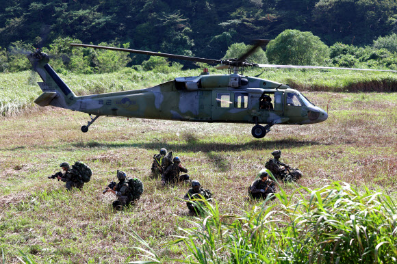 한미연합훈련 ‘을지 자유의 방패(UFS·을지프리덤실드)’가 이어진 지난달 31일 전남 장성군 일대에서 공중강습작전이 펼쳐지고 있다. 2023.9.1 연합뉴스
