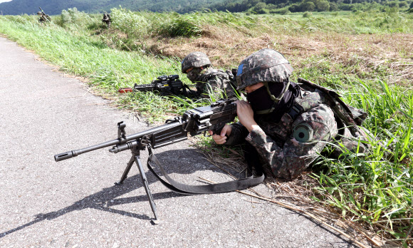 한미연합훈련 ‘을지 자유의 방패(UFS·을지프리덤실드)’가 이어진 지난달 31일 전남 장성군 일대에서 공중강습작전이 펼쳐지고 있다. 2023.9.1 연합뉴스
