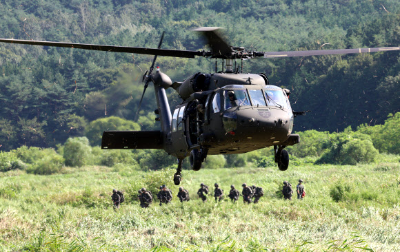 한미연합훈련 ‘을지 자유의 방패(UFS·을지프리덤실드)’가 이어진 지난달 31일 전남 장성군 일대에서 공중강습작전이 펼쳐지고 있다. 2023.9.1 연합뉴스