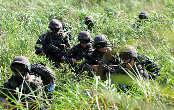 한미연합훈련 ‘을지 자유의 방패(UFS·을지프리덤실드)’가 이어진 지난달 31일 전남 장성군 일대에서 공중강습작전이 펼쳐지고 있다. 2023.9.1 연합뉴스