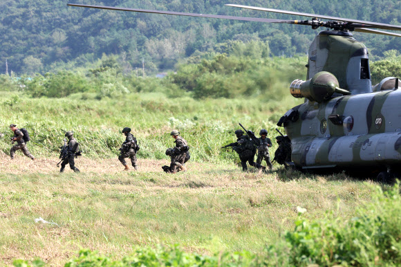 한미연합훈련 ‘을지 자유의 방패(UFS·을지프리덤실드)’가 이어진 지난달 31일 전남 장성군 일대에서 공중강습작전이 펼쳐지고 있다. 2023.9.1 연합뉴스