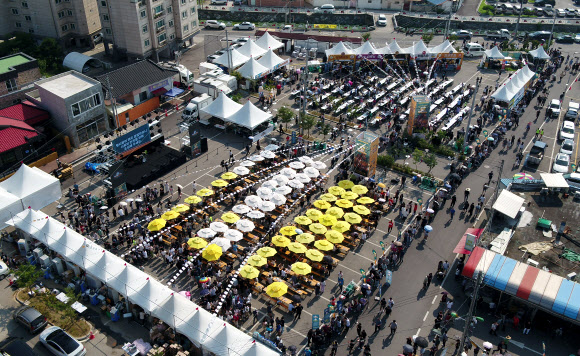 2023 예산 맥주페스티벌이 개막한 1일 예산시장 주변이 방문객으로 북적이고 있다. 2023.9.1. 예산군 제공