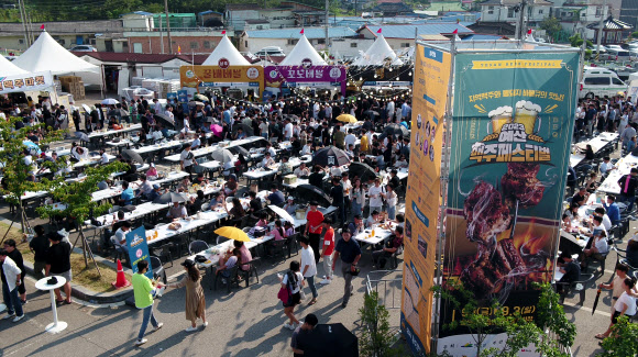 2023 예산 맥주페스티벌이 개막한 1일 예산시장 주변이 방문객으로 북적이고 있다. 2023.9.1. 예산군 제공