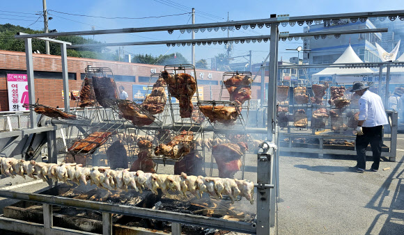 1일 충남 예산시장에서 개막한 ‘2023 예산 맥주페스티벌’ 행사장에서 바비큐가 요리되고 있다. 2023.9.1. 예산군 제공