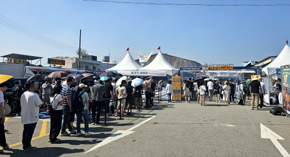 1일 충남 예산시장에서 개막한 ‘2023 예산 맥주페스티벌’ 행사장에서 방문객들이 줄을 서 있다. 2023.9.1. 예산군 제공