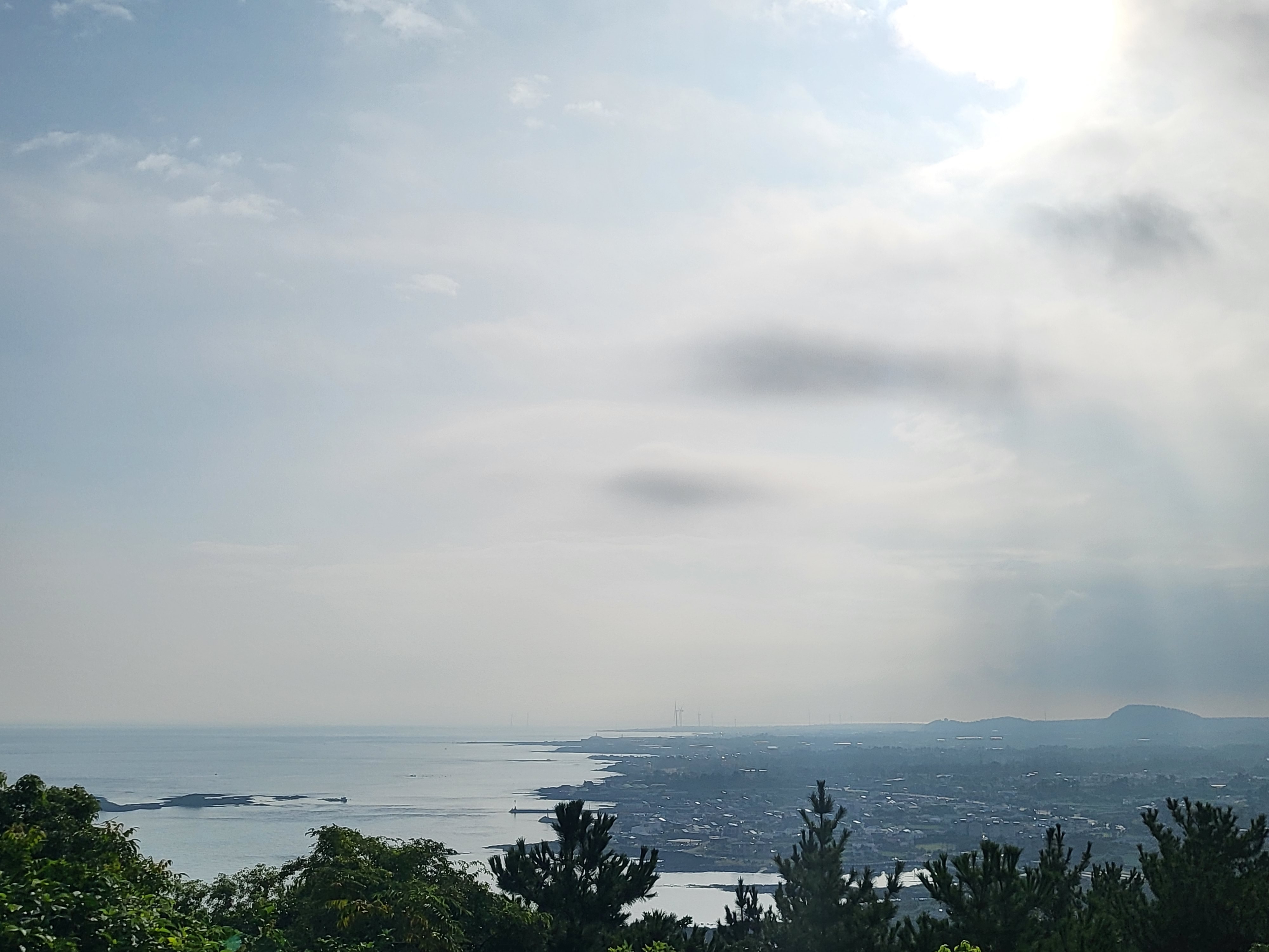 망오름 정상 서우일출을 볼 수 있는 동쪽 전망대에선 4·3의 아픔이 서린 북촌리 마을과 다려도가 멀리 저만치서 보인다. 제주 강동삼 기자