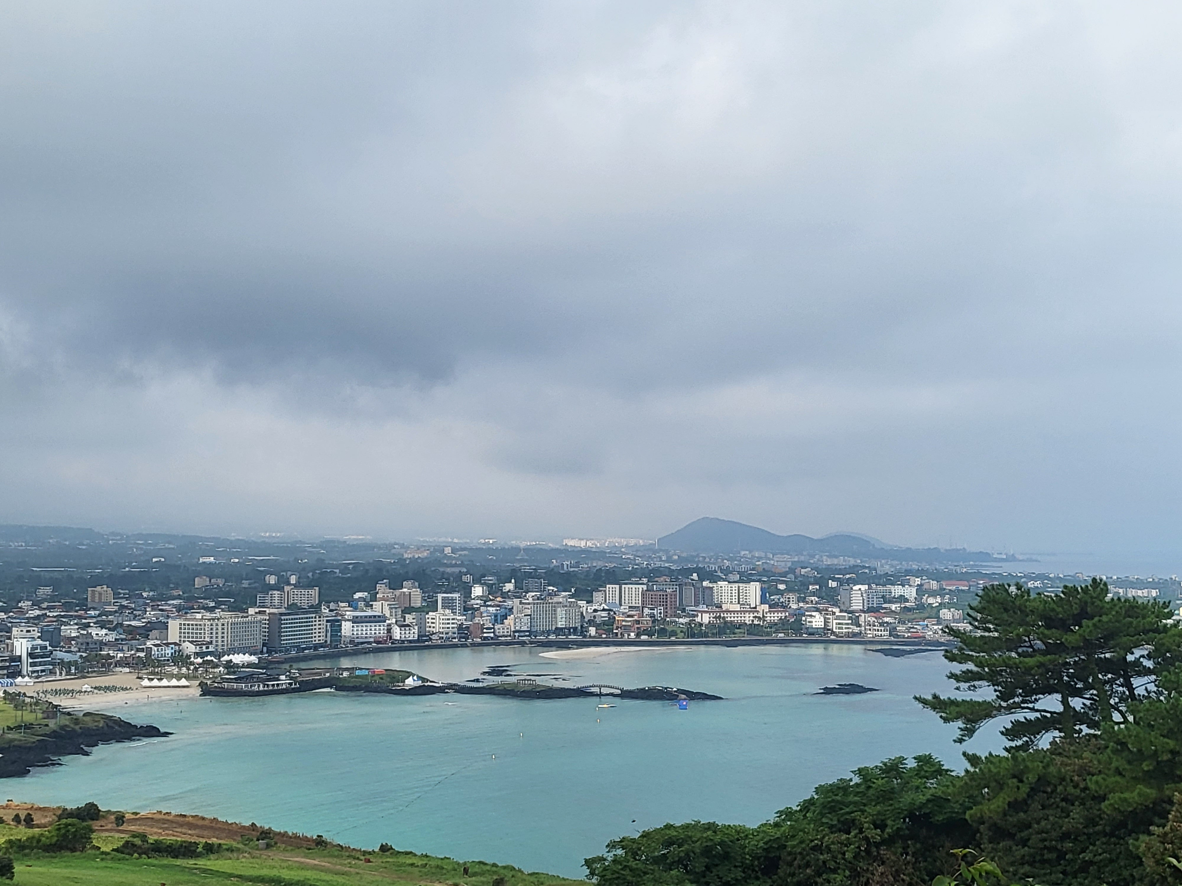 서우봉 서쪽 낙조 전망대에서 내려다 보이는 함덕 해수욕장과 함덕 시내의 모습. 제주 강동삼 기자