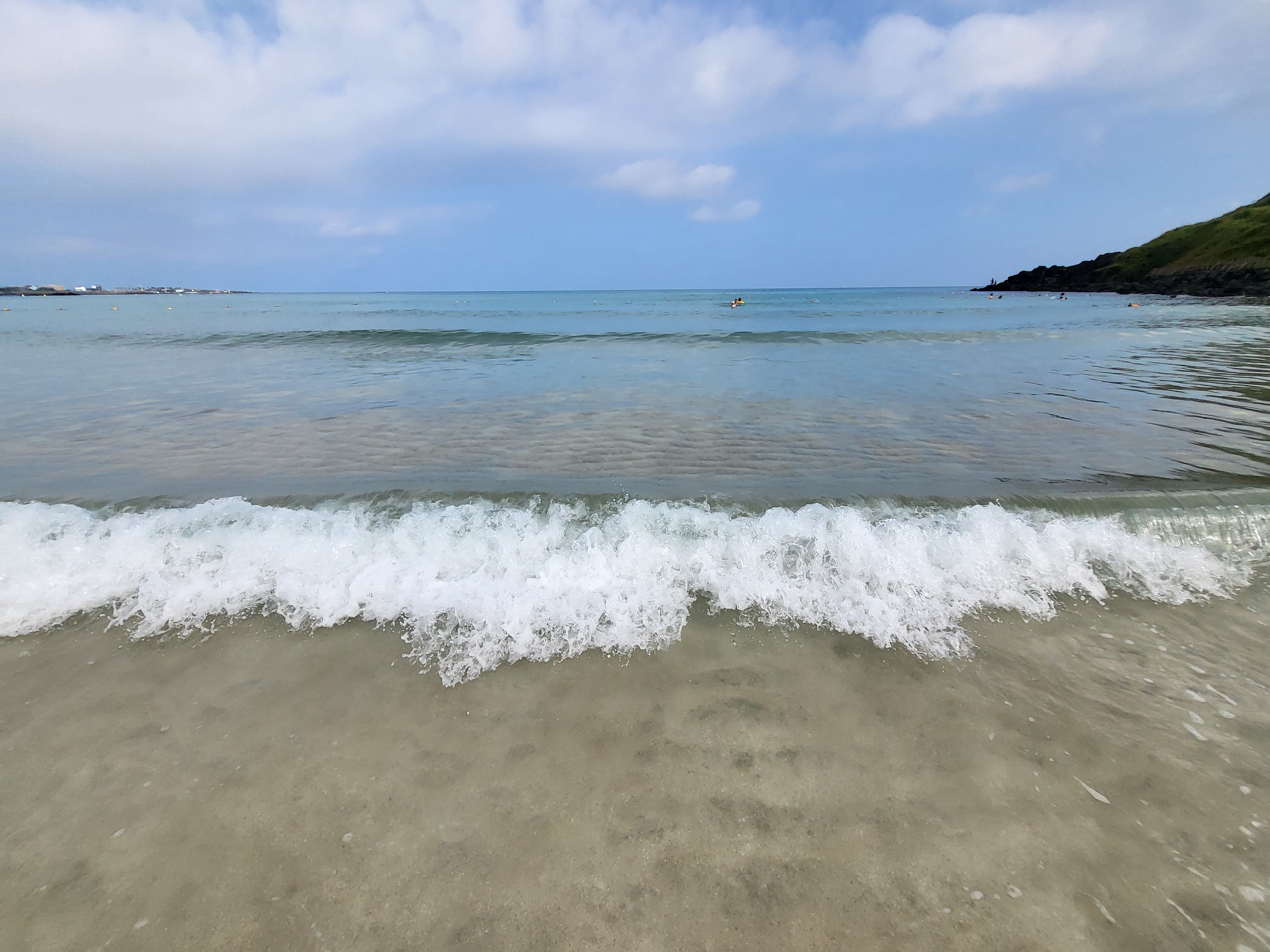 함덕해수욕장의 동쪽 모래해변은 너무나 투명해 바닷속 모래알까지 선명하게 내다보인다. 밀물일 땐 한없이 걸어가야 발을 담가볼 수 있을 정도다. 제주 강동삼 기자