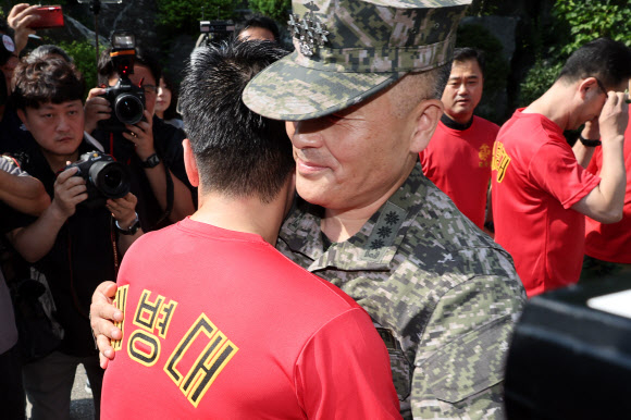 ‘채수근 상병 사망’ 사건을 수사하다 항명 등 혐의로 입건된 박정훈 전 해병대 수사단장(대령)이 1일 오전 구속 전 피의자심문(영장실질심사)을 받기 위해 서울 용산구 군사법원으로 들어가며 응원에 나선 해병대 예비역 동기생들과 포옹하고 있다. 2023.9.1 연합뉴스