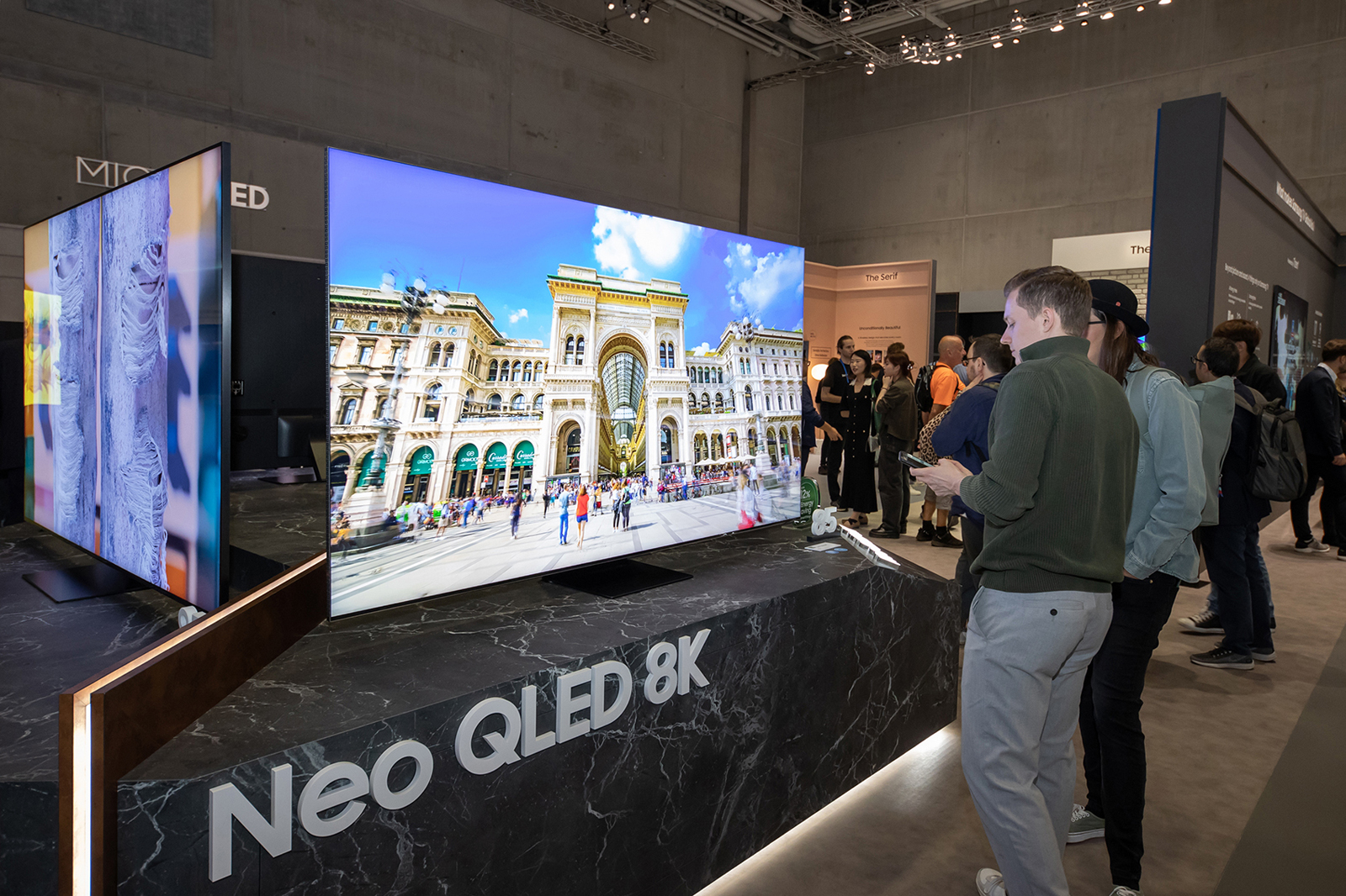 1일(현지시간) IFA 2023이 열리고 있는 독일 메세 베를린 IFA 2023 삼성전자 전시관에서 관람객들이 ‘Neo QLED 8K TV’를 체험하고 있다.  삼성전자 제공