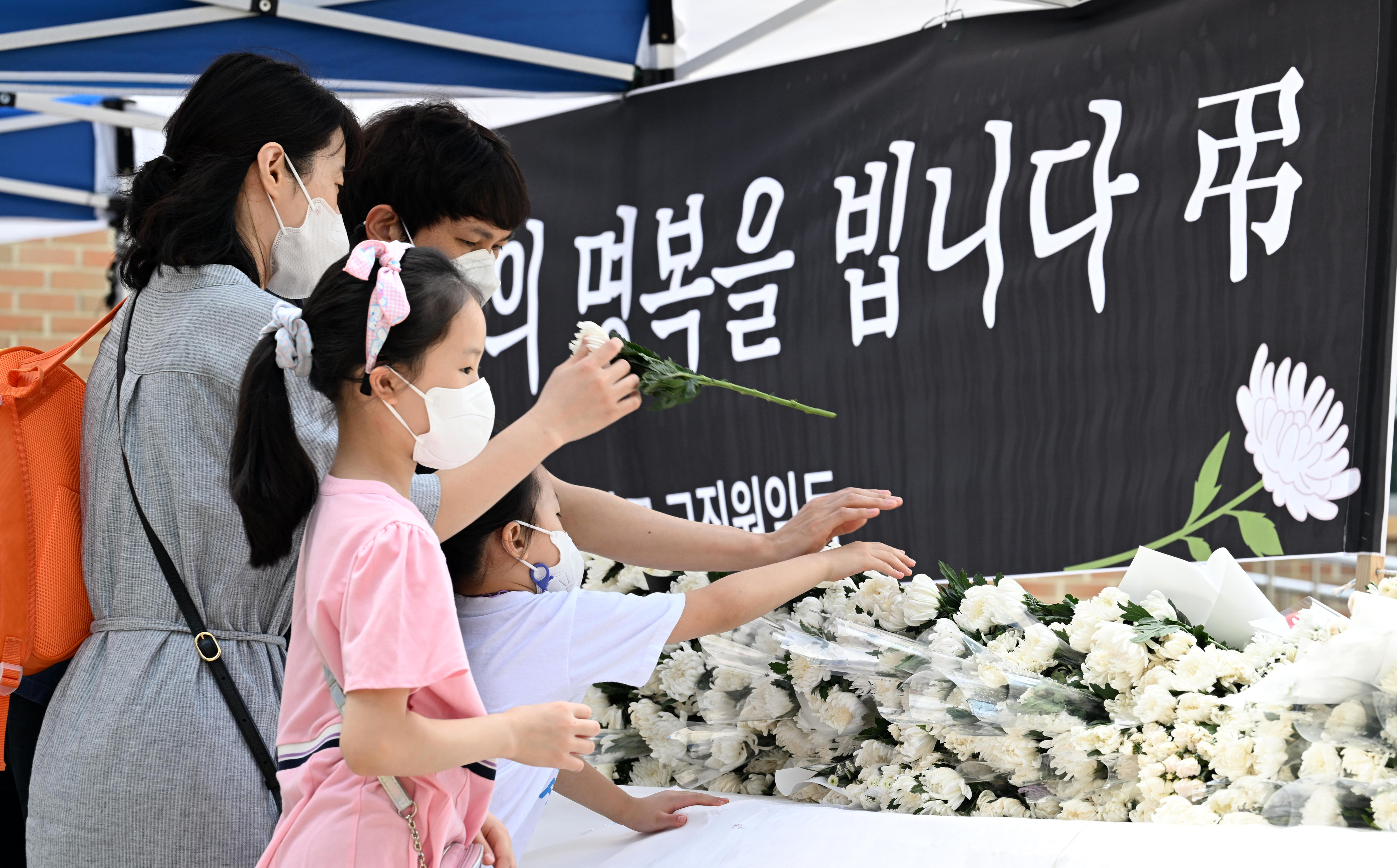 지난달 31일 서울 양천구의 한 초등학교 교사가 극단적인 선택을 한 가운데 3일 오전  해당 초등학교를 찾은 가족이이 헌화하고 있다. 2023.9.3. 도준석 기자