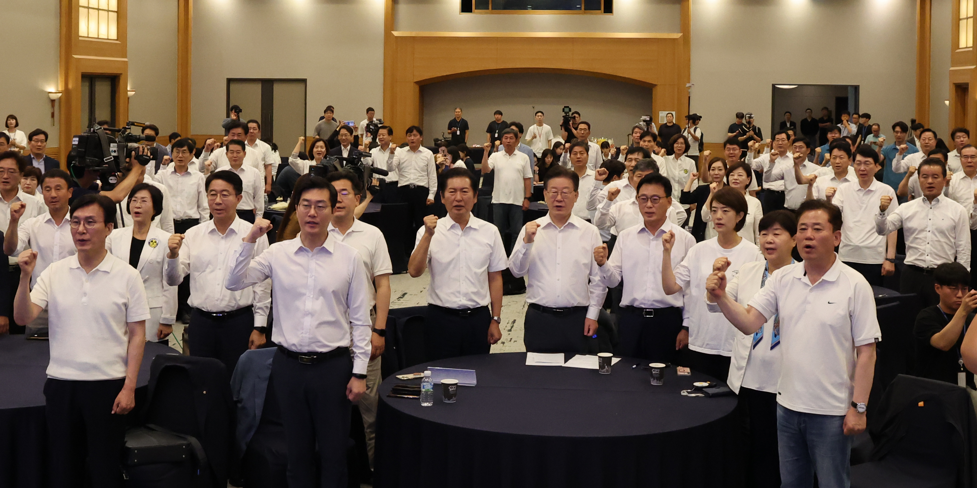 더불어민주당, 향후 전략 담은 결의문 채택  이재명 더불어민주당 대표와 의원들이 29일 오전 강원 원주시 오크밸리리조트에서 열린 ‘2023 정기국회 대비 국회의원 워크숍’에서 정기국회·후쿠시마 핵물질 오염수 해양투기 비생행동 결의문 채택을 마치고 파이팅을 외치고 있다. 2023.8.29/뉴스1