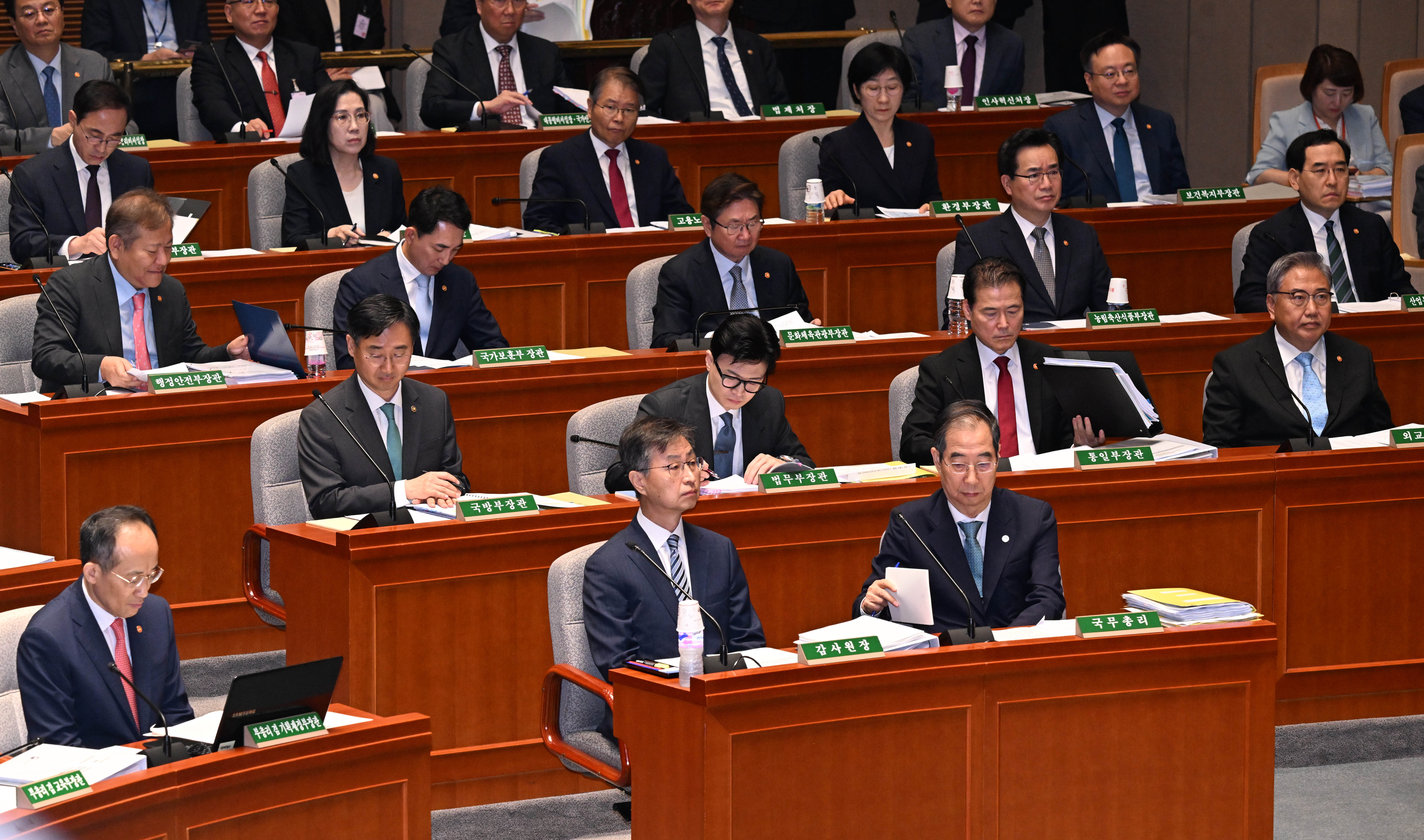 한덕수 국무총리 등 국무위원들이 30일 오전 서울 여의도 국회 본관 예결위회의장에서 열린 예산결산특별위원회 전체회의에 참석해 자리에 앉아 있다. 2023.8.30안주영 전문기자