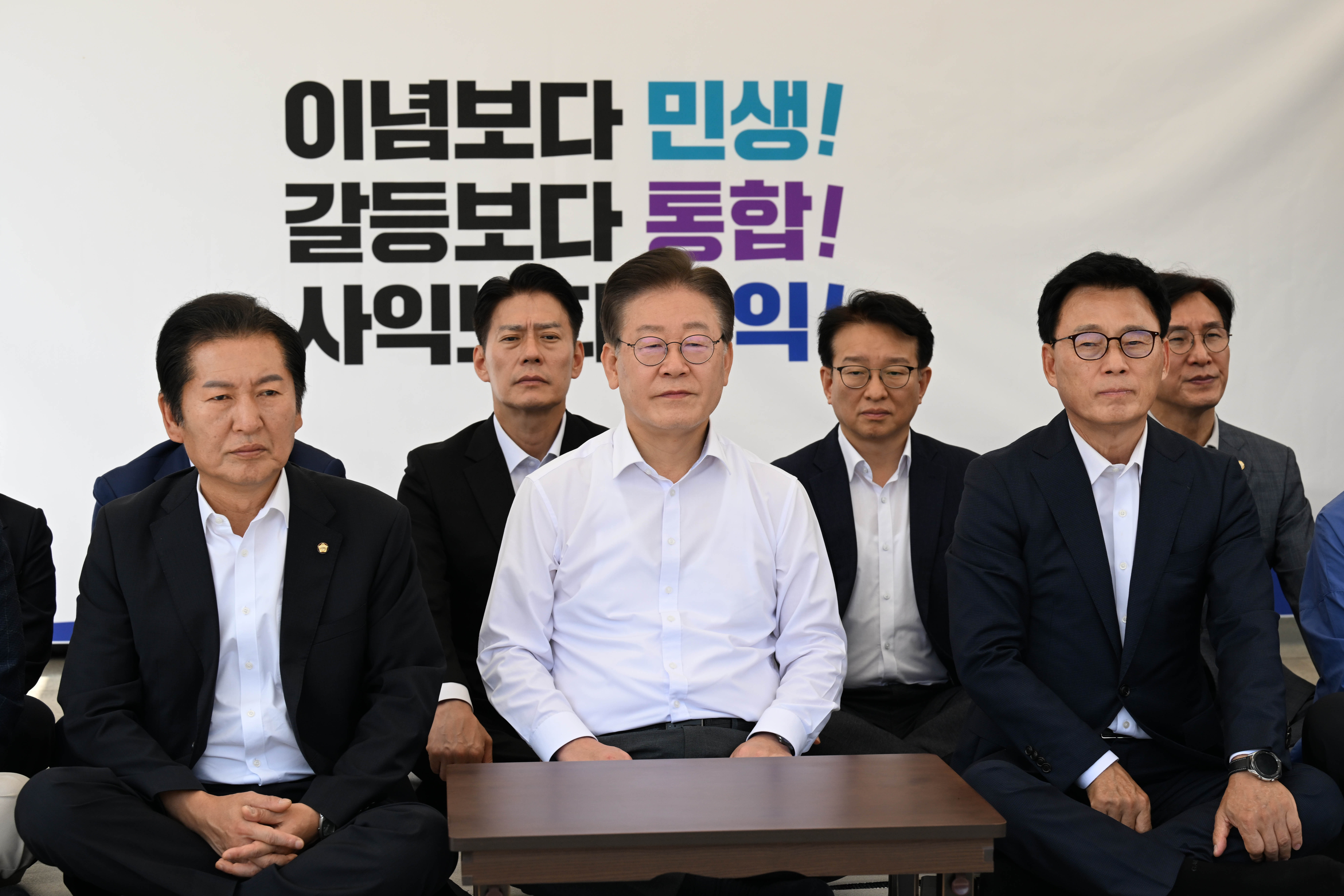 더불어민주당 이재명 대표가 31일 국회 본청 앞에서 단식 농성을 하고 있다. 이 대표는 이날 취임 1주년 기자간담회에서 “무능 폭력 정권을 향해 국민항쟁을 시작하겠다”며 무기한 단식 농성에 돌입했다. 2023.8.31 홍윤기 기자