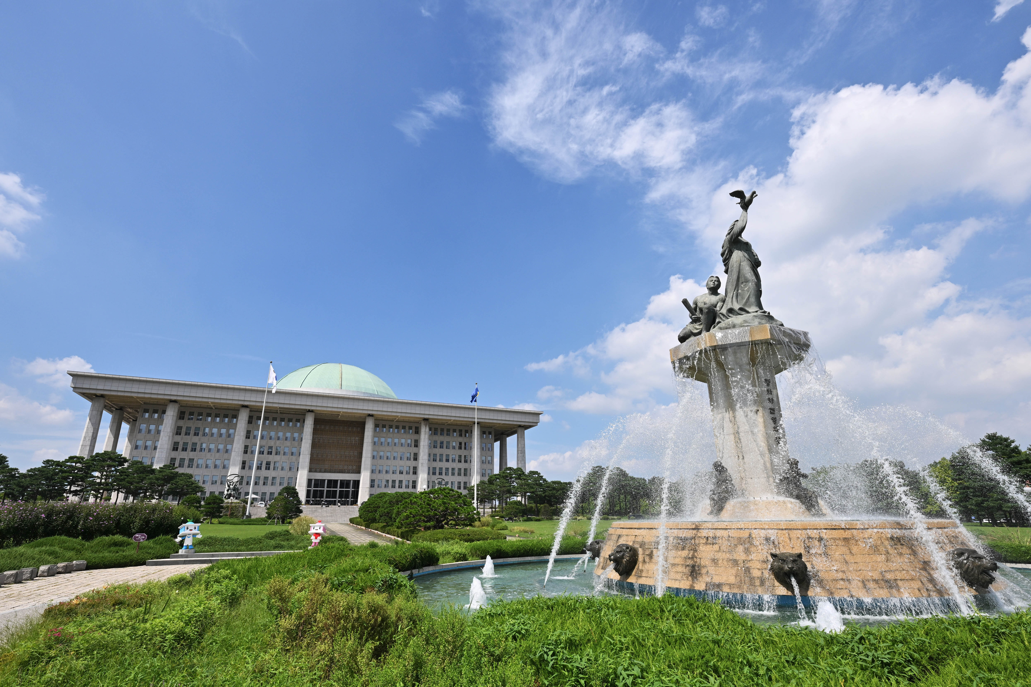 비가 그치고 맑은 날씨를 보인 31일 서울 영등포구 국회의사당 전경. 2023.8.31 홍윤기 기자