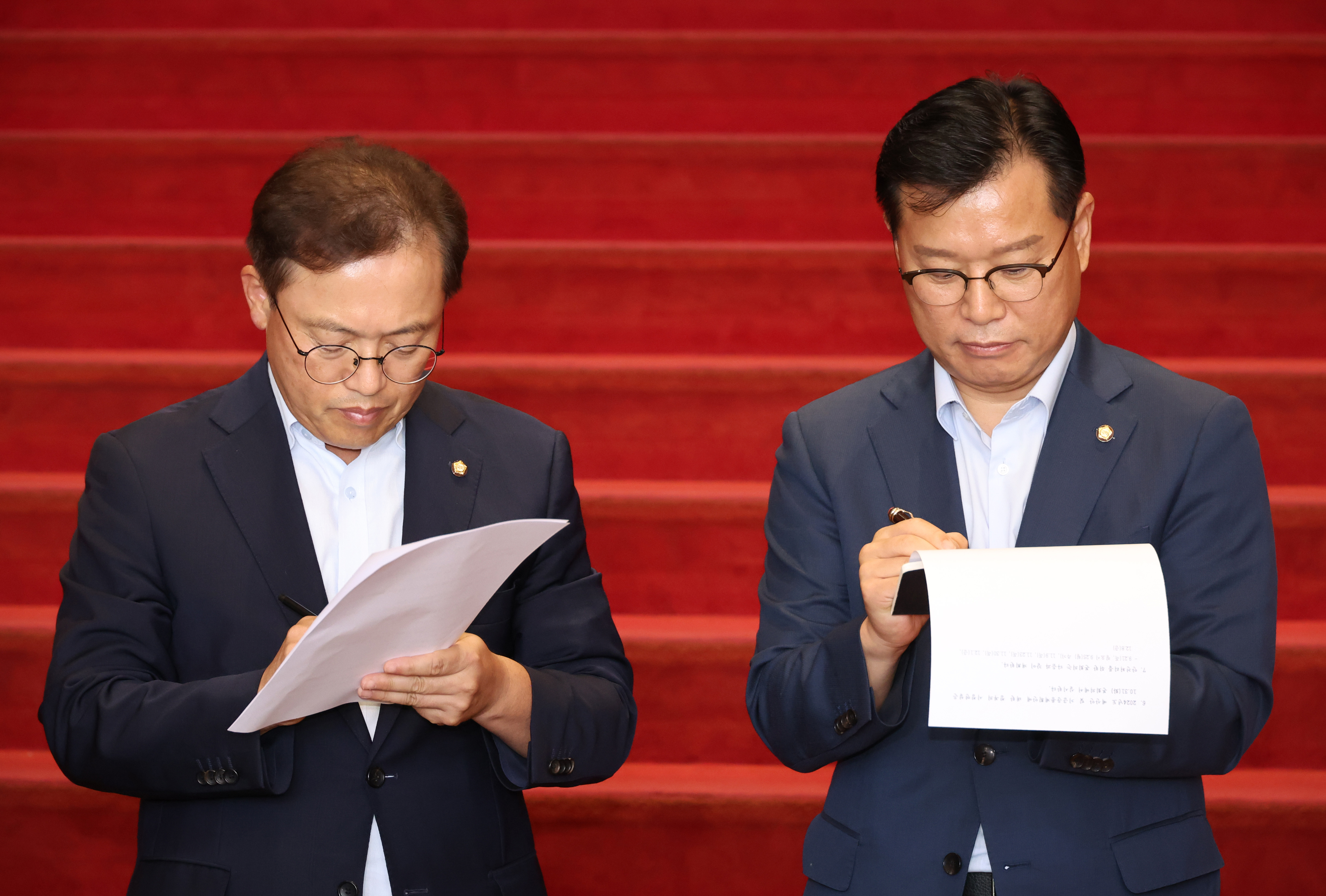 1일 국회에서 국민의힘 이양수 원내수석부대표(오른쪽)와 더불어민주당 송기헌 원내수석부대표가 정기국회 의사일정에 합의한 뒤 합의문에 서명하고 있다. 연합뉴스