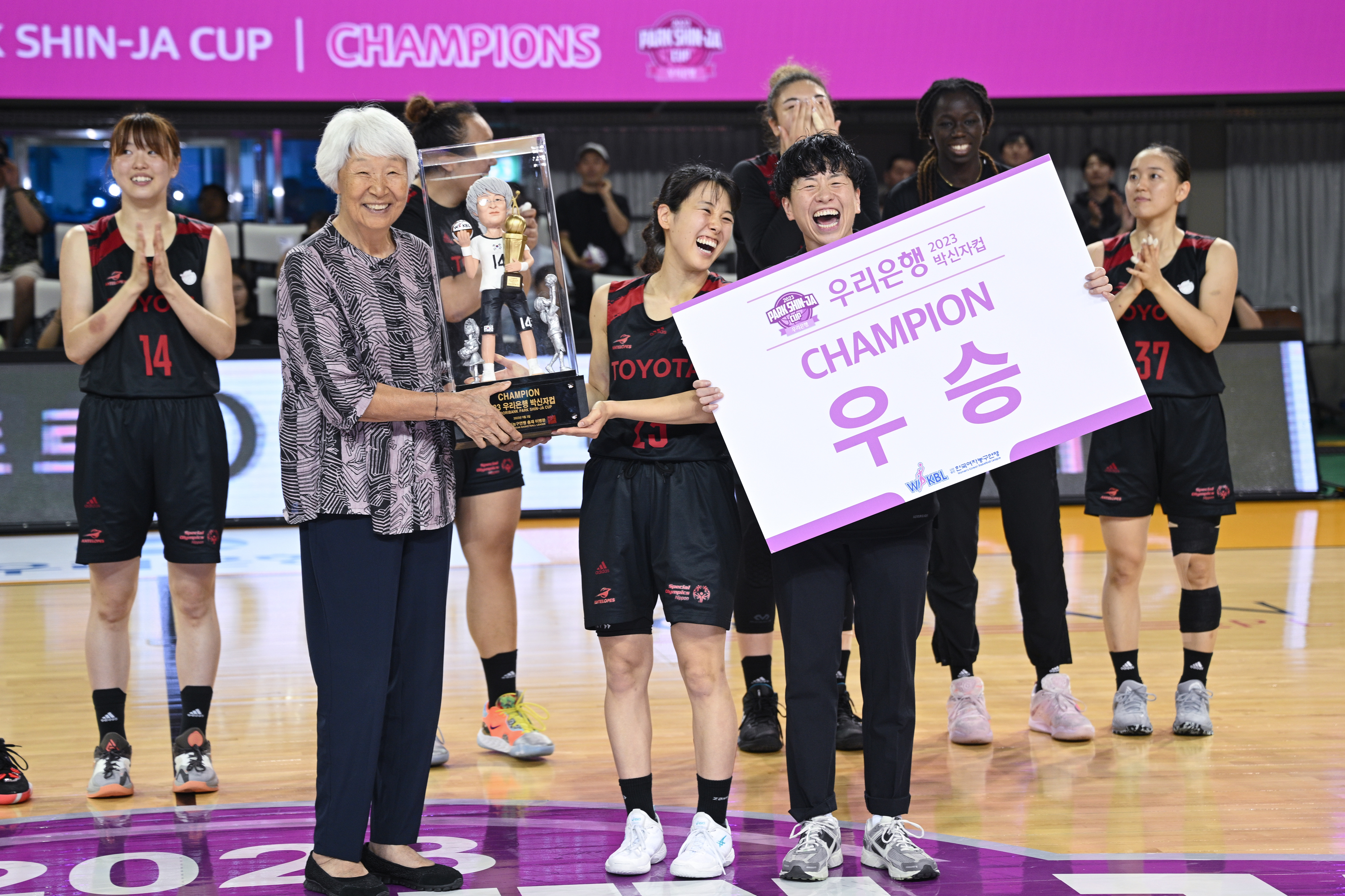 한국 여자 농구의 전설 박신자 여사가 2023 박신자컵에서 우승한 일본의 토요타 안텔롭스에게 트로피를 건네고 있다. WKBL 제공