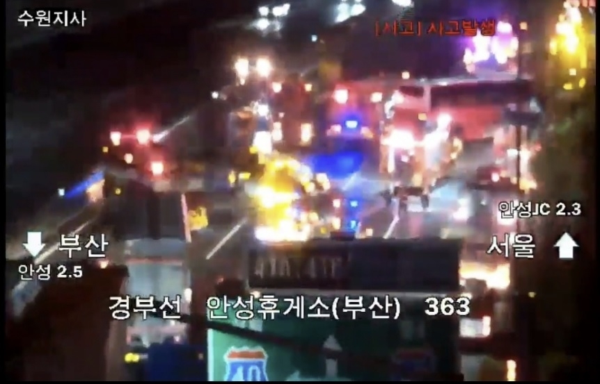 경기 평택시  월곡동 경부고속도로 서울 방향 안성휴게소 인근에서  화물차와 고속버스간 추돌사고가 발생해 2명이 사망한 사고 현장.  연합뉴스
